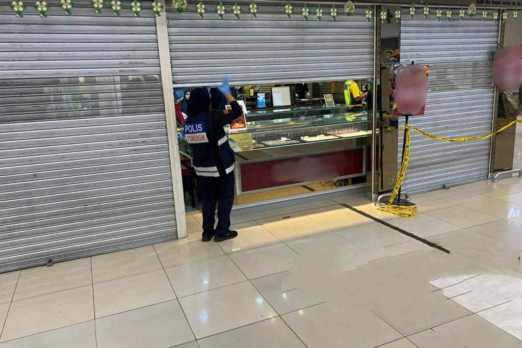 Chủ tiệm vàng ở Trung Quốc báo bị trộm sạch số vàng trị giá hơn 22,6 tỷ đồng, công an huyện huy động 100 cảnh sát tinh nhuệ phá án thần tốc: Nghi phạm bị bắt giữ trong 24 giờ- Ảnh 1. Chủ tiệm vàng ở Trung Quốc báo bị trộm sạch số vàng trị giá hơn 22,6 tỷ đồng, công an huyện huy động 100 cảnh sát tinh nhuệ phá án thần tốc: Nghi phạm bị bắt giữ trong 24 giờ- Ảnh 1.