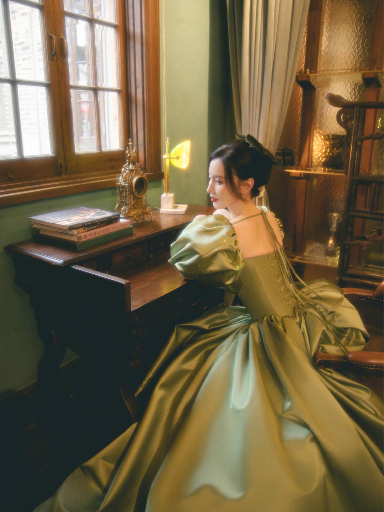 Kiếp nạn váy áo của hội mỹ nhân: Người ráng o ép đến nghẹt thở, có nàng Hậu gãy xương vì