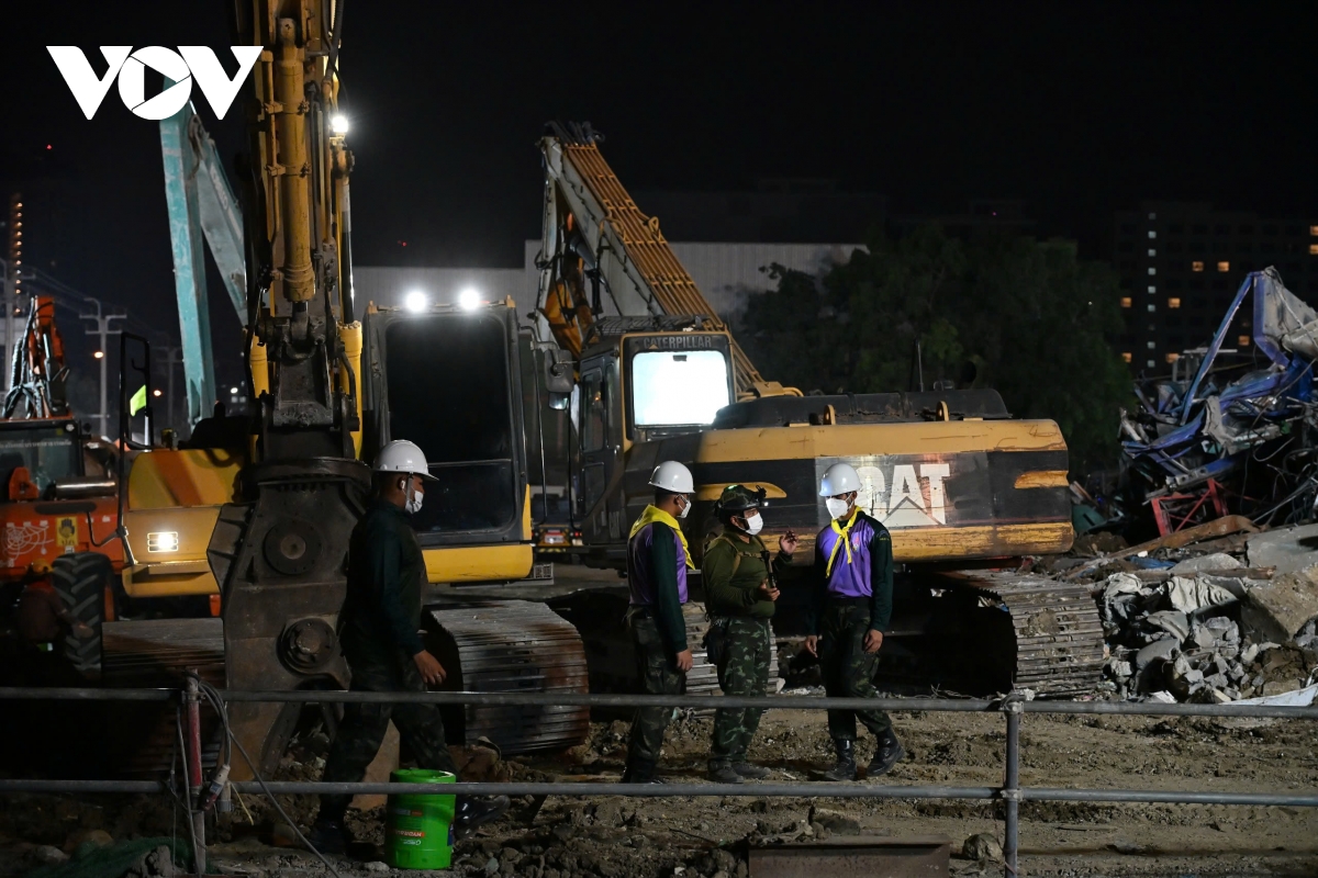Vụ sập nhà 30 tầng ở Bangkok: Liên lạc được qua di động với 9 người bị mắc kẹt- Ảnh 5.