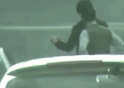 Clip sốc: Nam ca sĩ hạng A giật 1 cô gái khỏi taxi, khiến đối phương ngã sấp mặt xuống đường- Ảnh 4. Clip sốc: Nam ca sĩ hạng A giật 1 cô gái khỏi taxi, khiến đối phương ngã sấp mặt xuống đường- Ảnh 4.