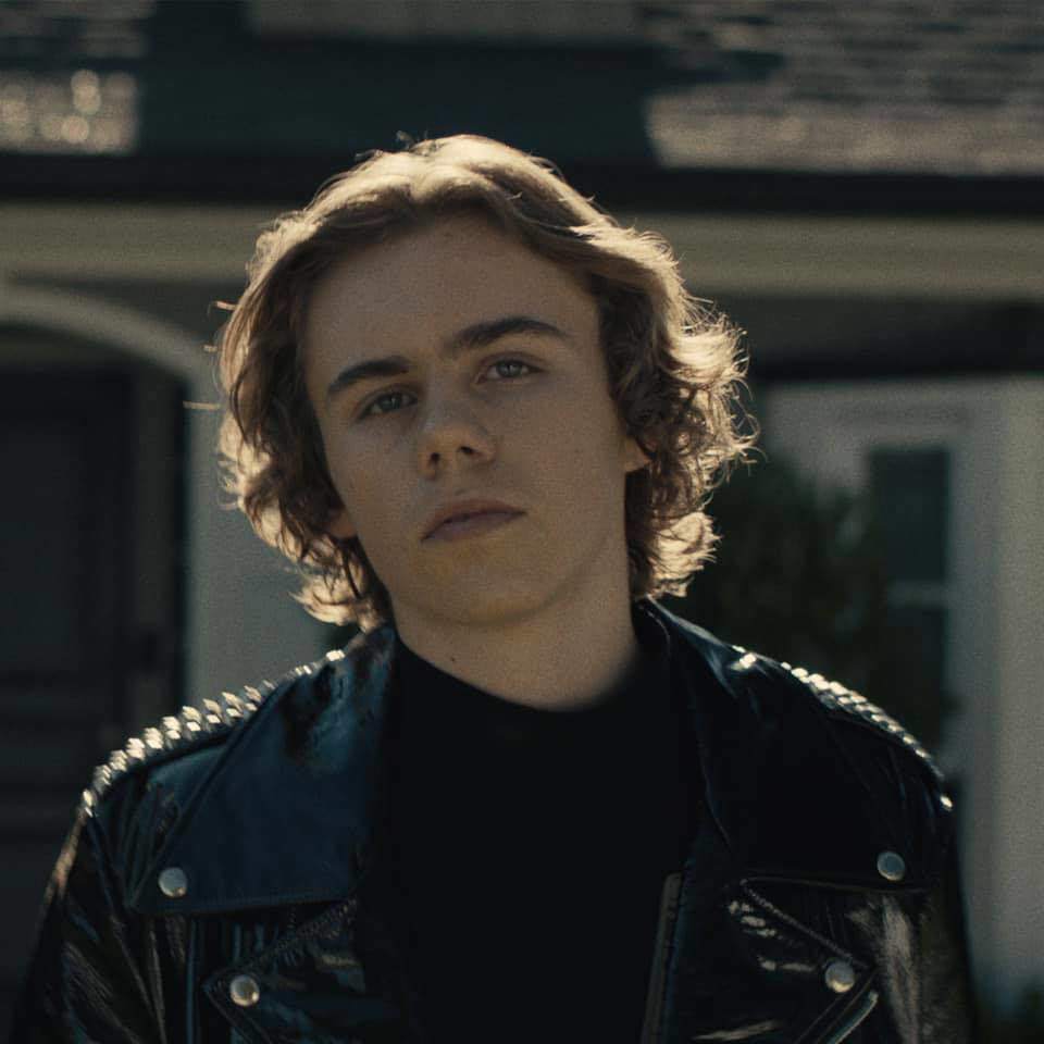 a6-1755669845-670-width960height960 LAROI bắt đầu con đường sự nghiệp bằng việc thu âm những đoạn rap trên iPhone của mẹ và đăng tải lên MXH - ảnh: FBNV