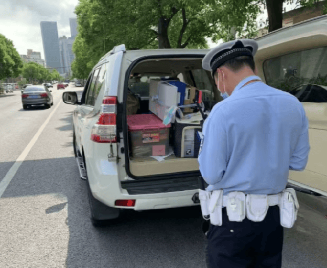 Bị phạt 350k vì để hành lý trên ghế sau ô tô, cảnh sát giao thông chỉ rõ: “Anh tưởng vô hại nhưng đó là một vi phạm rõ ràng