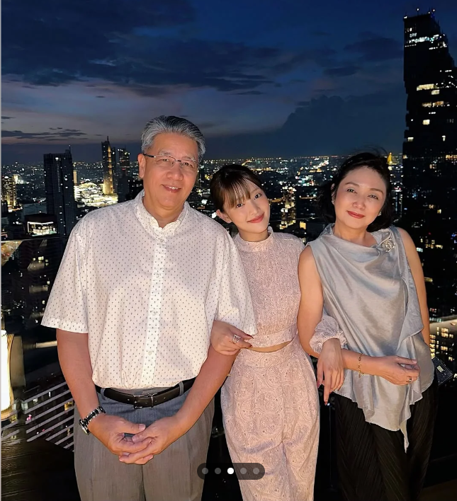 Bạn thân Lisa khoe cuộc sống như mơ: Ở siêu biệt thự, dùng thẻ tín dụng không hạn mức- Ảnh 3.