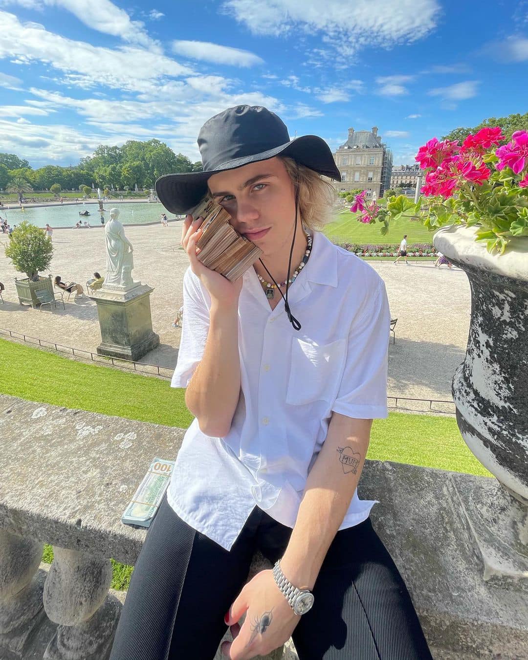 a7-1755669845-693-width1080height1350 LAROI trở thành ngôi sao toàn cầu sau khi góp giọng cùng Justin Bieber - ảnh FBNV