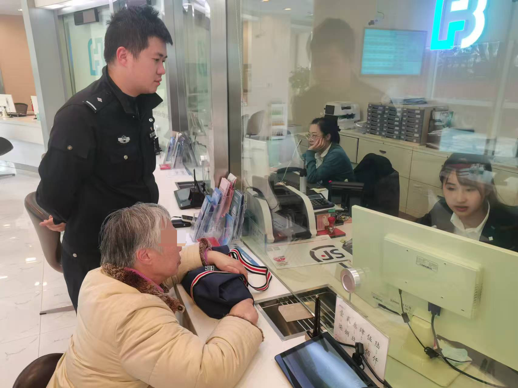 Bà cụ suýt mất 48 tỷ sau một cuộc điện thoại: Gặp phải trường hợp tương tự nhớ làm điều này để giữ tiền- Ảnh 2. Bà cụ suýt mất 48 tỷ sau một cuộc điện thoại: Gặp phải trường hợp tương tự nhớ làm điều này để giữ tiền- Ảnh 2.