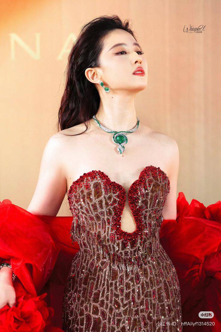 Lưu Diệc Phi đeo cả căn nhà trên cổ, nghi lộ thái độ