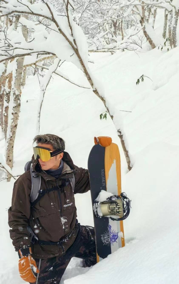 Khoảnh khắc ấm áp: Tạ Đình Phong khoe ảnh trượt tuyết cùng con trai lớn, ngoại hình nhóc tì ở tuổi 17 ra sao?- Ảnh 1. Khoảnh khắc ấm áp: Tạ Đình Phong khoe ảnh trượt tuyết cùng con trai lớn, ngoại hình nhóc tì ở tuổi 17 ra sao?- Ảnh 1.