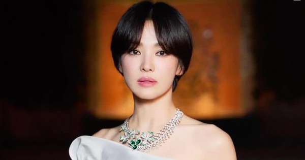 Bức ảnh gây tranh cãi của Song Hye Kyo 28 Bức ảnh gây tranh cãi của Song Hye Kyo a9 1750386534 17504905468131287638114 0 0 524 1001 crop 1750490600976375175412jpg