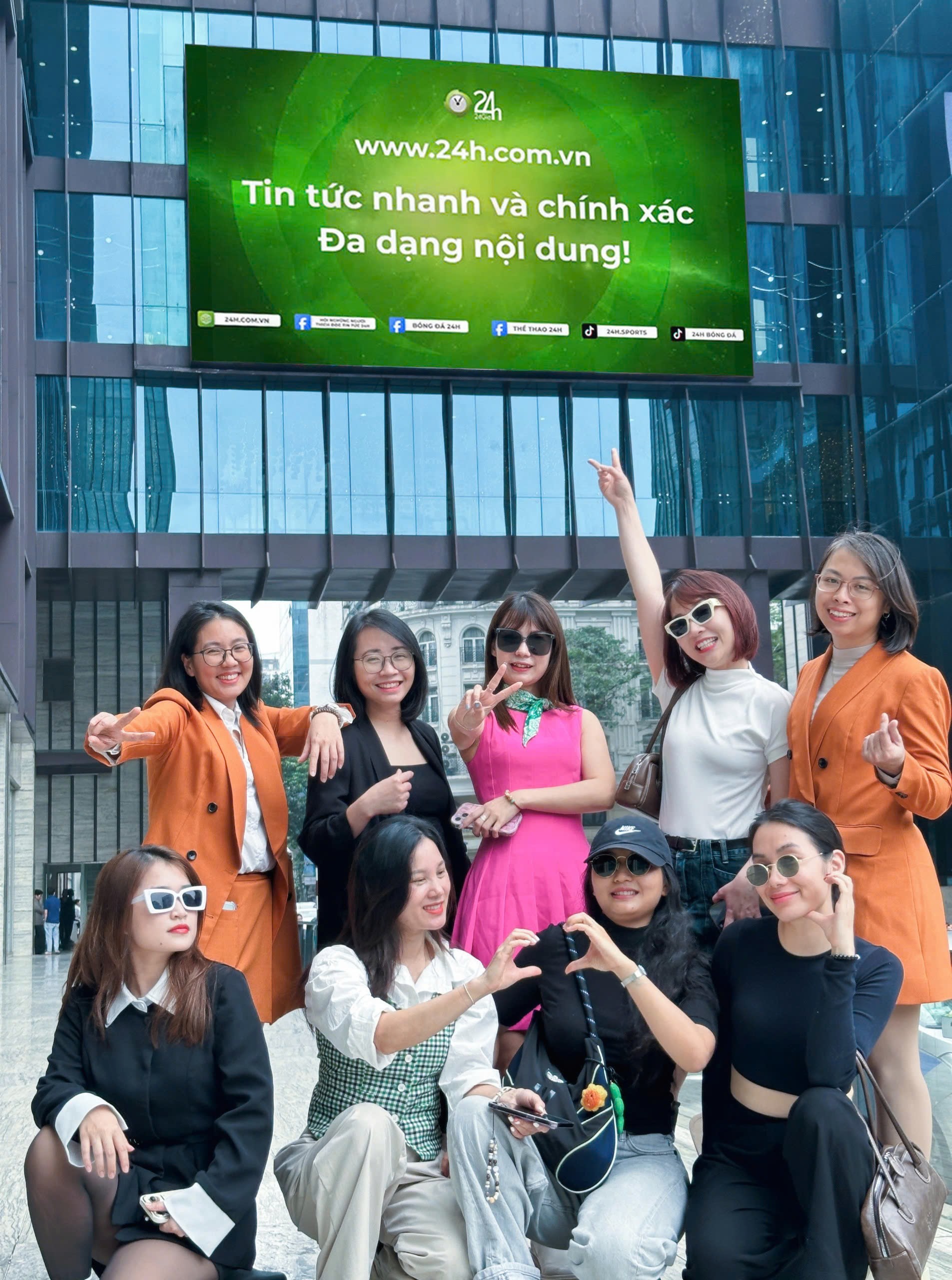 a99edea168ead8b481fb-1-1742441812-682-width1905height2560 Chị em Hà Nội check - in bên Màn hình LED ở Vincom Bà Triệu.