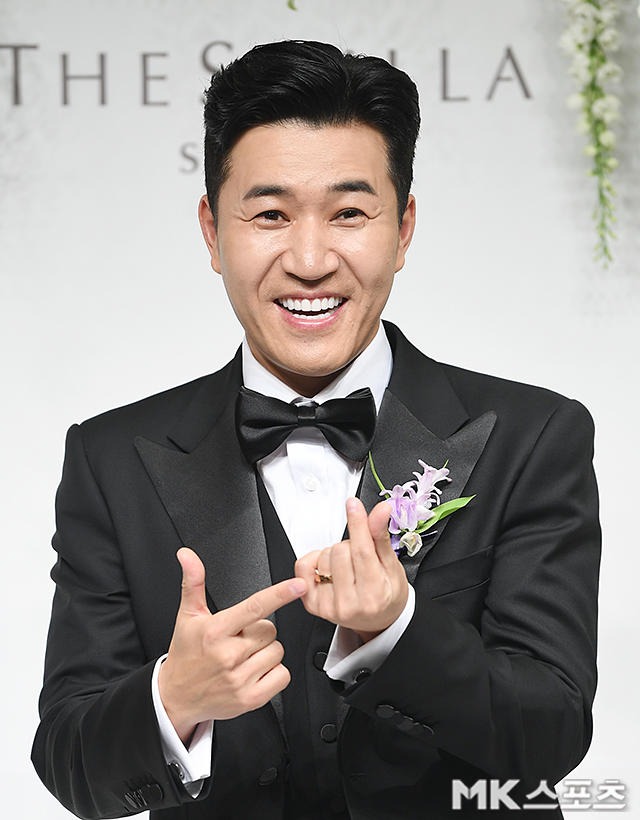 Đám cưới 1,8 tỷ của ca sĩ Kbiz: Lee Hyori bật khóc bên dàn sao khủng cũng không hot bằng ảnh hiếm của cô dâu!- Ảnh 1.