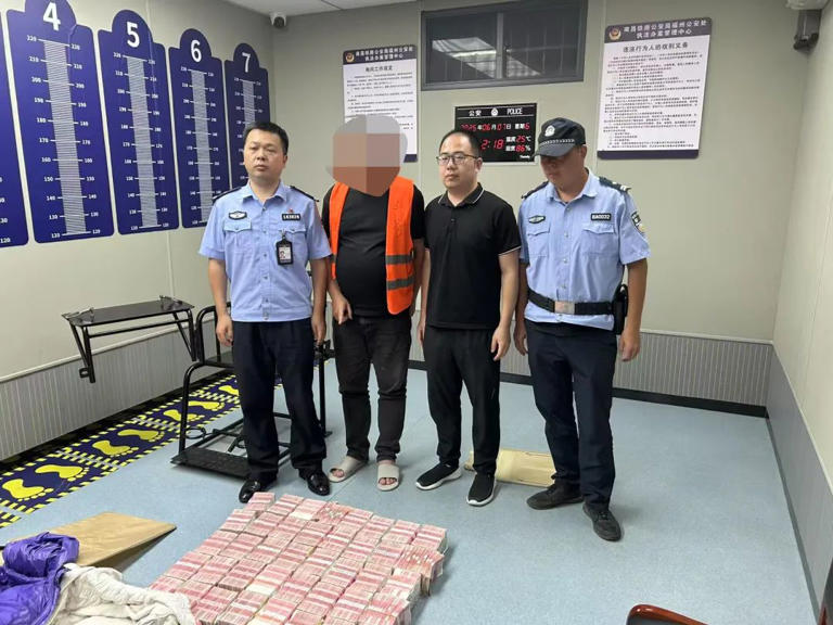 Tịch thu hơn 14,5 tỷ tiền mặt trong vali của 2 nhân viên công ty logistics- Ảnh 2.