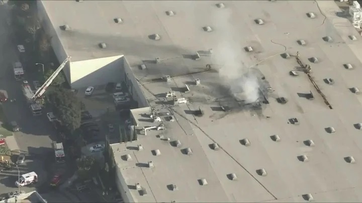 Máy bay lao vào kho chứa hàng gây hỏa hoạn lớn, nhiều người thương vong- Ảnh 3. Máy bay lao vào kho chứa hàng gây hỏa hoạn lớn, nhiều người thương vong- Ảnh 3.