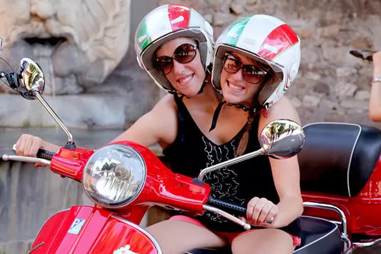 Cặp song sinh dính liền nổi tiếng nhất thế giới bây giờ ra sao sau khi 1 người đã kết hôn?- Ảnh 2.