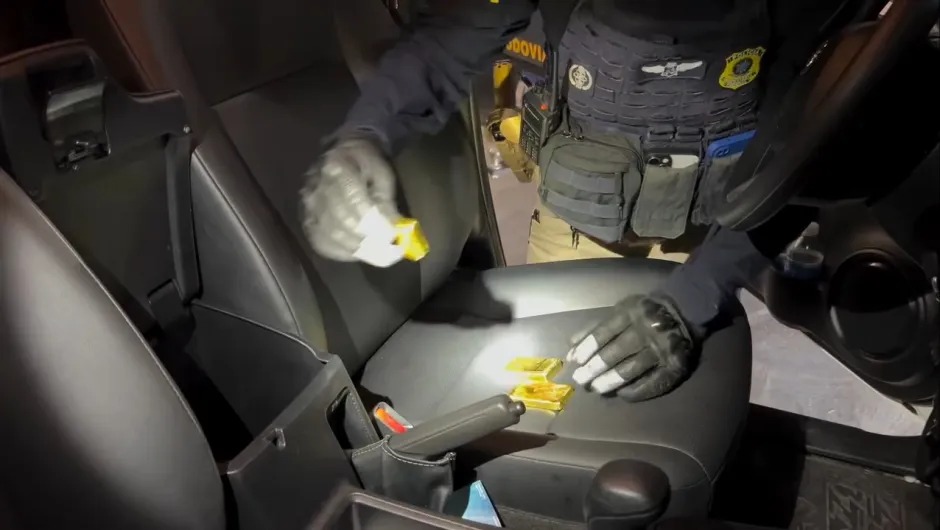 Tịch thu hơn 100 thỏi vàng nguyên chất nặng 103 kg, trị giá 291 tỷ đồng trên xe ô tô: Danh tính người bị bắt giữ gây bất ngờ- Ảnh 1.