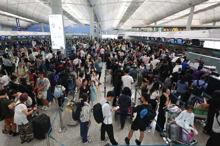 Bão Wipha quét qua Trung Quốc: 500 chuyến bay hủy, 100.000 hành khách ảnh hưởng- Ảnh 1. Bão Wipha quét qua Trung Quốc: 500 chuyến bay hủy, 100.000 hành khách ảnh hưởng- Ảnh 1.