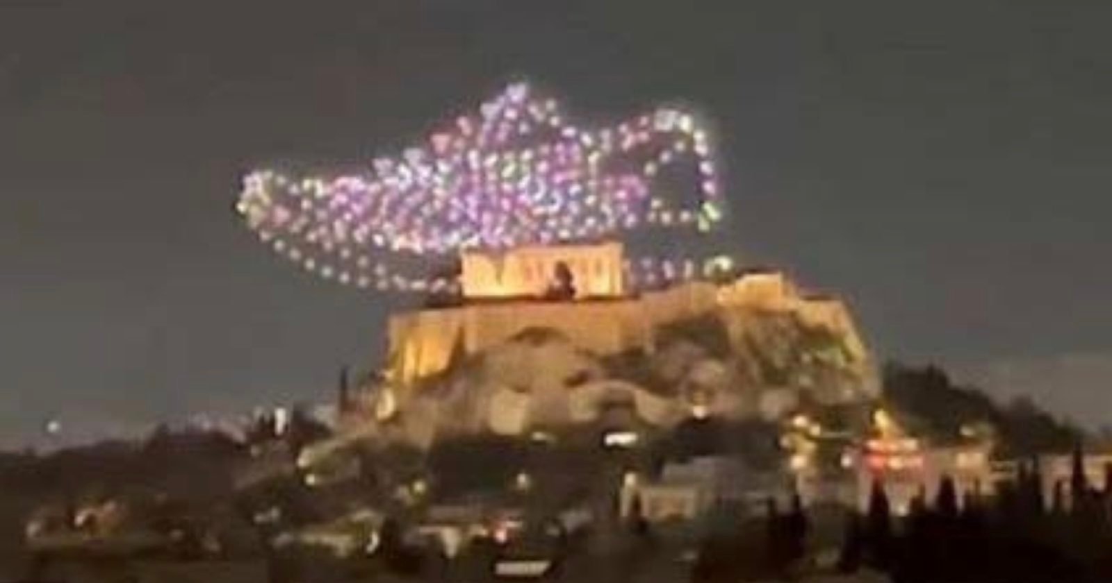 Hy Lạp kiện adidas vì dùng drone trình chiếu hình đôi giày lên bầu trời- Ảnh 1. Hy Lạp kiện adidas vì dùng drone trình chiếu hình đôi giày lên bầu trời- Ảnh 1.