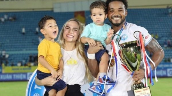 Người vợ làm bệ đỡ cho sự nghiệp của Nguyễn Xuân Son adt1735691646 061 3200 699 6585 8759 6787 anh cat 3 2 auto cropjpg 1