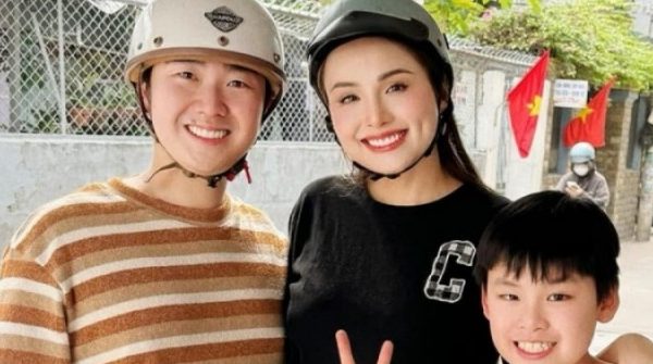 Diễm Hương về nước ăn Tết sau hơn một năm định cư Canada adt1735797586 diemhuong 1191 1427 1269 anh cat 3 2 auto cropjpg