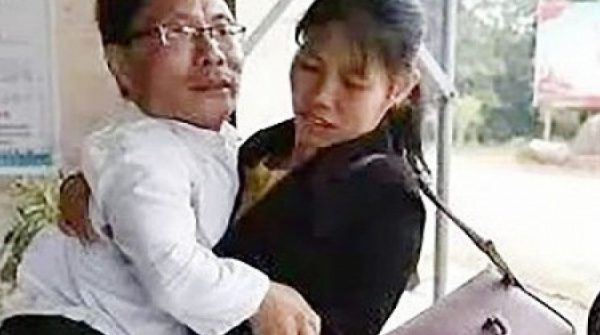 Bác sĩ tí hon nhờ vợ bế đi chữa bệnh cứu người adt1735822559 a 1461 2949 5521 2813 anh cat 3 2 auto cropjpg