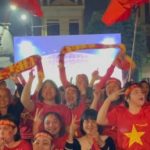 Hàng trăm người đến nhà Tuấn Hải ăn mừng Việt Nam vô địch adt1736138886 z5f47f43b05966f8e1 6597 4894 3661 anh cat 3 2 auto cropjpg