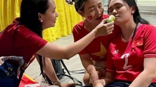 Vợ Duy Mạnh ăn mừng quá sung, được cảnh sát Thái Lan đưa ra khỏi sân 28 Vợ Duy Mạnh ăn mừng quá sung, được cảnh sát Thái Lan đưa ra khỏi sân adt1736160115 073 0789 9 n 6723 7906 anh cat 3 2 auto cropjpg