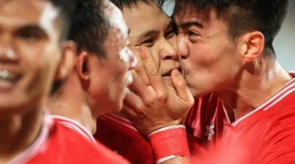 Duy Mạnh và những nụ hôn “tình thương mến thương” với đồng đội adt1736211387 1 nadb anh cat 3 2 auto cropjpg