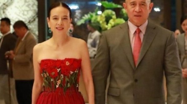 2 cuộc hôn nhân của người phụ nữ Thái Lan quyền lực, chiếm spotlight trên khán đài trận chung kết AFF Cup 2024 adt1736652260 2145 980 thumbnail auto crop 750x563 anh cat 3 2 auto cropjpg