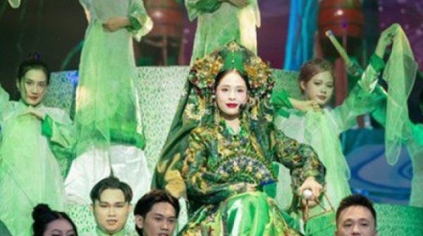 "Cô đôi thượng ngàn" tại sân khấu Chị đẹp khiến khán giả "nổi da gà" adt1736672901 picture3 209 13 0 340 624 crop 11777 anh cat 3 2 auto cropjpg