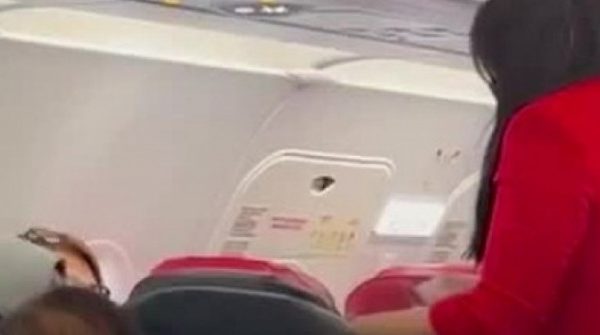 Cô gái trẻ bị đuổi khỏi chuyến bay vì hành động xấu xí này adt1736749077 edit co gai 08730 36 0 342 584 crop anh cat 3 2 auto cropjpeg