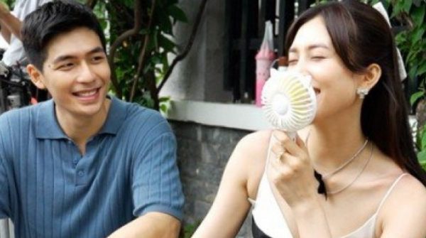 Loạt ảnh hậu trường "đáng ngờ" của Tiểu Vy và Quốc Anh: Chăm sóc nhau cực ngọt 29 Loạt ảnh hậu trường "đáng ngờ" của Tiểu Vy và Quốc Anh: Chăm sóc nhau cực ngọt adt1736997517 bo tu 10 1385 5200 anh cat 3 2 auto cropjpg