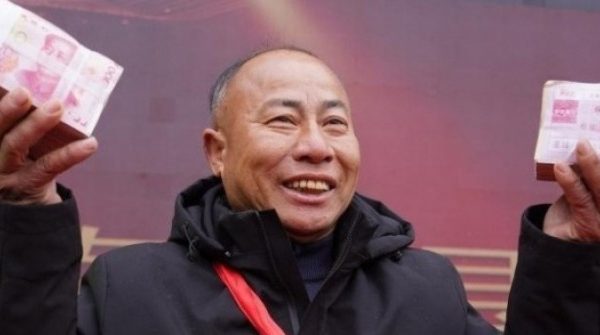 Ông chủ thưởng 'núi' tiền Tết cho nhân viên 28 Ông chủ thưởng 'núi' tiền Tết cho nhân viên adt1737002817 ong chu thuong nui tien tet cho nhan anh cat 3 2 auto cropjpg