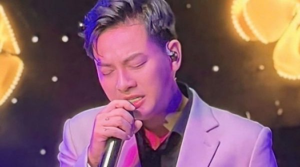 Hoài Lâm xin lỗi khán giả trong đêm nhạc 27 Hoài Lâm xin lỗi khán giả trong đêm nhạc adt1737080488 z19a21caeafc 8538 8245 8958 anh cat 3 2 auto cropjpg