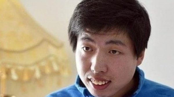 Cậu bé bại não từng đánh bại giáo sư trở thành thiên tài Toán học, giờ ra sao? adt1737509455 cau be bai nao tung danh bai giao su anh cat 3 2 auto cropjpeg