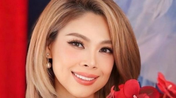 Thanh Thảo trang trí biệt thự ở Mỹ đón Tết Ất Tỵ adt1737689771 thanhthao 2175 3127 3460 anh cat 3 2 auto cropjpg