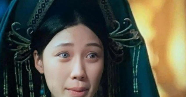 Hình ảnh em gái Trấn Thành mặc trang phục đạo Mẫu bị cắt bỏ adt1737708278 z3 25f7f48b0406efe53f87ea15746df8b1 anh cat 3 2 auto cropjpg 1