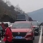 Tắc đường 2 tiếng trên đường về quê ăn Tết, người phụ nữ có hành động ít ai ngờ adt1737784515 tac duong 2 tieng tren duong ve que anh cat 3 2 auto cropjpg