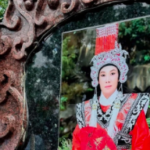 Động thái của Hồng Loan khi người lạ gây rối trước mộ phần của cố NSƯT Vũ Linh adt1737811250 hong loan noi co nguoi gay roi truoc anh cat 3 2 auto croppng