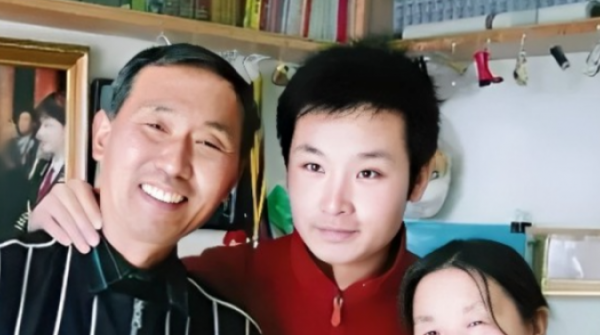 Được cả làng gom góp giúp đi học, chàng trai nghèo thành đạt về trả ơn 27 Được cả làng gom góp giúp đi học, chàng trai nghèo thành đạt về trả ơn adt1738213400 duoc ca lang gom gop giup di hoc cha anh cat 3 2 auto croppng