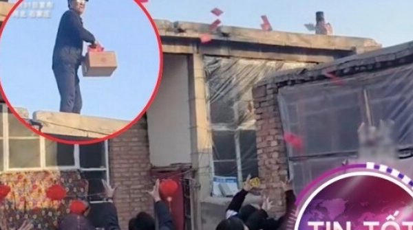 Ông lão đứng trên mái nhà tung “mưa lì xì” khiến dân mạng thích thú 26 Ông lão đứng trên mái nhà tung “mưa lì xì” khiến dân mạng thích thú adt1738457987 0817 918 local 4 anh cat 3 2 auto cropjpg