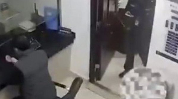 Lý do nữ sinh trộm bộ trang sức trị giá hơn 3 tỷ của mẹ đem bán lấy 200 nghìn đồng 30 Lý do nữ sinh trộm bộ trang sức trị giá hơn 3 tỷ của mẹ đem bán lấy 200 nghìn đồng adt1738889685 ly do nu sinh trom bo trang suc tri anh cat 3 2 auto cropjpg