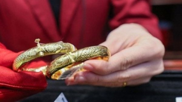 Bị chê ‘dở’ vì mua vàng ngày Thần Tài, 10 năm sau cô gái khiến tất cả ngỡ ngàng 28 Bị chê ‘dở’ vì mua vàng ngày Thần Tài, 10 năm sau cô gái khiến tất cả ngỡ ngàng adt1738909507 bi che do vi mua vang ngay than tai anh cat 3 2 auto cropjpg