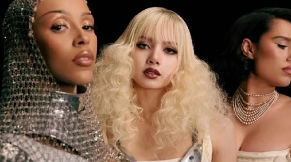 Lisa Blackpink hóa tượng khỏa thân trong MV chủ đề 'Tái sinh' 27 Lisa Blackpink hóa tượng khỏa thân trong MV chủ đề 'Tái sinh' adt1738915278 lis 5396 5426 7574 6375 anh cat 3 2 auto cropjpg