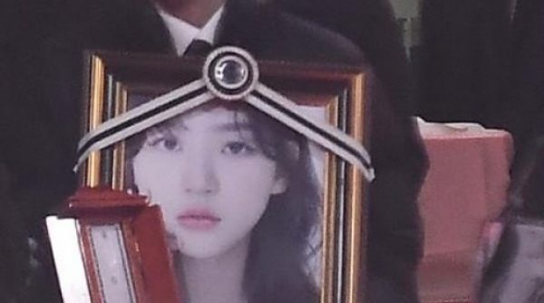 Lễ tang Kim Sae Ron qua đời ở tuổi 25: Mẹ đi không vững, người thân phải dìu 29 Lễ tang Kim Sae Ron qua đời ở tuổi 25: Mẹ đi không vững, người thân phải dìu adt1739949618 le tang kim sae ron qua doi o tuoi 2 anh cat 3 2 auto cropjpg