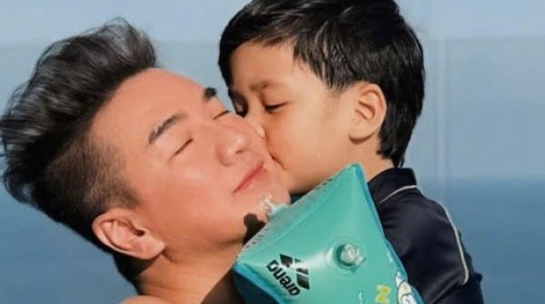 Đàm Vĩnh Hưng: 'Con trai giúp tôi đi qua tháng ngày khốn khó' 29 Đàm Vĩnh Hưng: 'Con trai giúp tôi đi qua tháng ngày khốn khó' adt1740010753 dam vinh hung 6 8427 869 5320 2521 2 anh cat 3 2 auto cropjpg