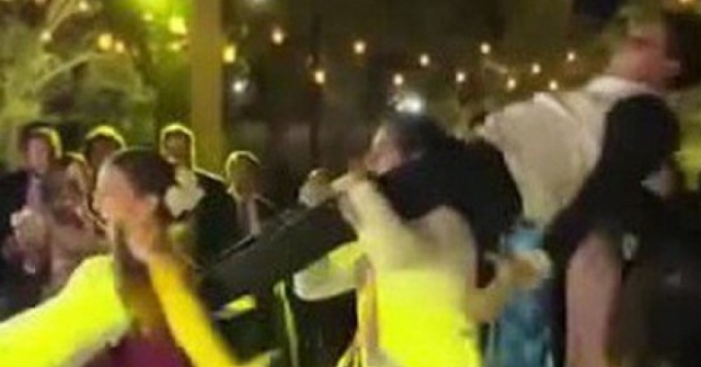 adt1740230351-co-dau-03641-238-436-453-846-crop-65-anh-cat-3-2-auto-cropjpg-1 Cô dâu và chú rể nhảy trong đám cưới cùng người thứ ba và cái kết bất ngờ adt1740230351 co dau 03641 238 436 453 846 crop 65 anh cat 3 2 auto cropjpg 1