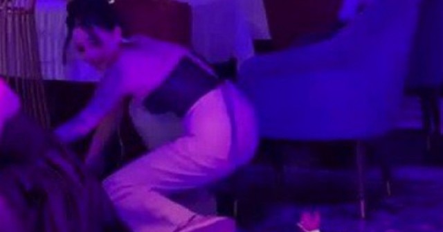 Cô dâu "dở khóc dở cười" khi khách mời đồng loạt tránh né bó hoa cưới adt1740534878 co dau 69519 409 293 693 836 crop 68 anh cat 3 2 auto cropjpg 1