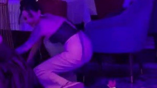 Cô dâu "dở khóc dở cười" khi khách mời đồng loạt tránh né bó hoa cưới 29 Cô dâu "dở khóc dở cười" khi khách mời đồng loạt tránh né bó hoa cưới adt1740534878 co dau 69519 409 293 693 836 crop 68 anh cat 3 2 auto cropjpg