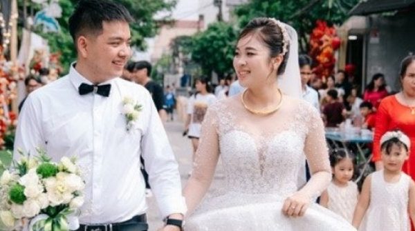 Cặp đôi nhà sát vách lấy nhau, đám cưới khách ngồi nhầm tiệc, bỏ nhầm phong bì 29 Cặp đôi nhà sát vách lấy nhau, đám cưới khách ngồi nhầm tiệc, bỏ nhầm phong bì adt1740611689 cap doi nha sat vach lay nhau dam cu anh cat 3 2 auto cropjpg