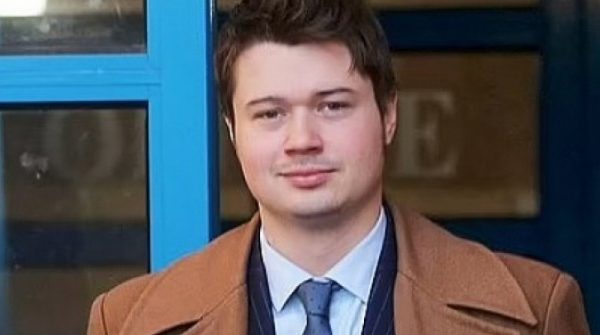 Sao phim 'Sex Education' đi tù 15 năm vì xâm hại tình dục trẻ vị thành niên adt1740620352 alex2 1732 2249 8724 2585 anh cat 3 2 auto cropjpg