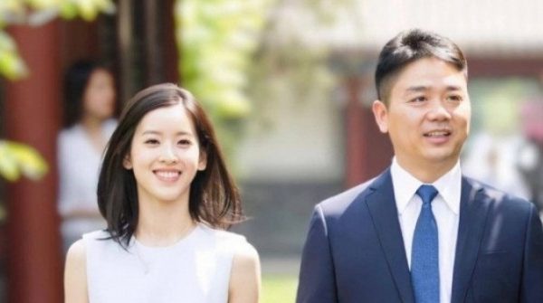 Chuyện tình lệch 19 tuổi của CEO công nghệ với 'hot girl trà sữa' adt1740870532 richard liu 8 96910 anh cat 3 2 auto cropjpg